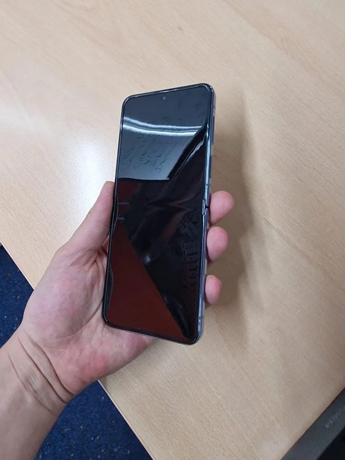 Chưa ra mắt, Samsung Galaxy Z Flip4 đã lộ ảnh trên tay - 1659944046