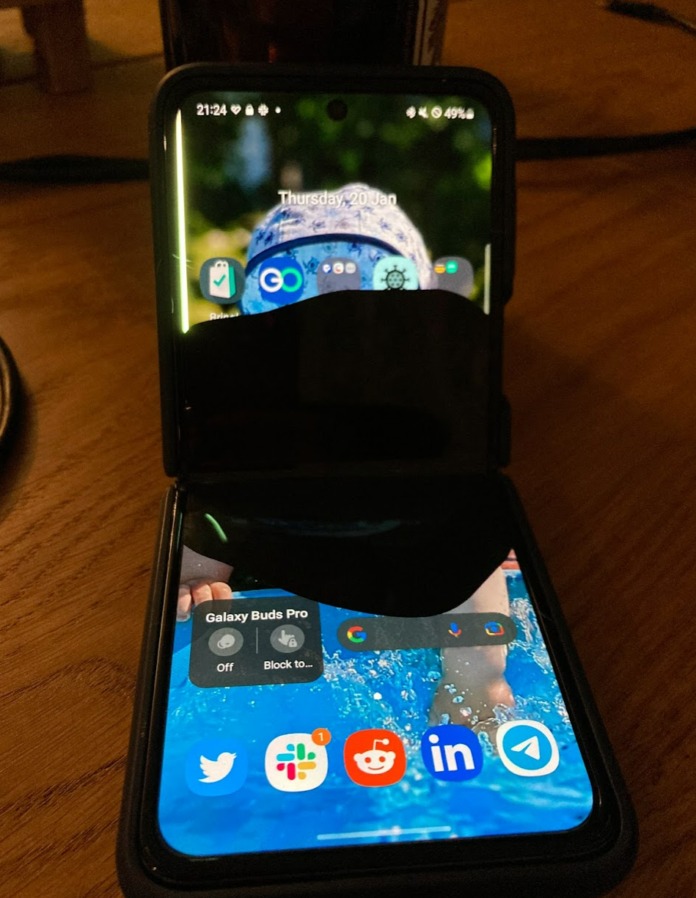 Bị Samsung từ chối bảo hành, người đàn ông đóng khung ảnh chiếc Galaxy Z Flip3 - 1646039137