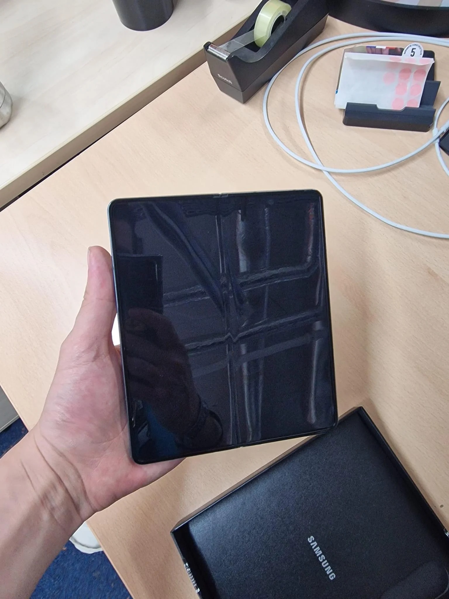 Chưa ra mắt, Samsung Galaxy Z Fold4 đã bị lộ ảnh trên tay - 1659945081