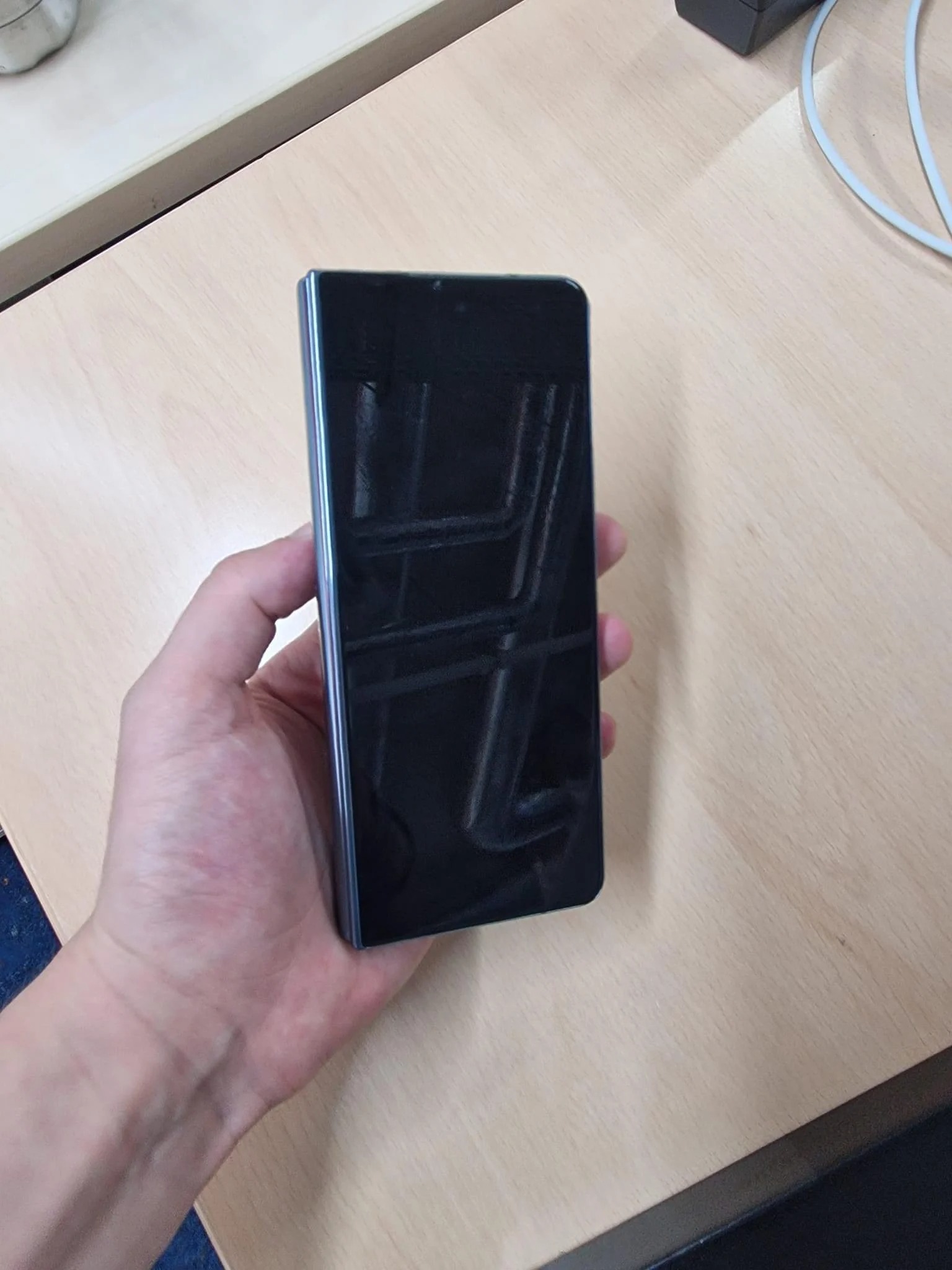 Chưa ra mắt, Samsung Galaxy Z Fold4 đã bị lộ ảnh trên tay - 1659945115